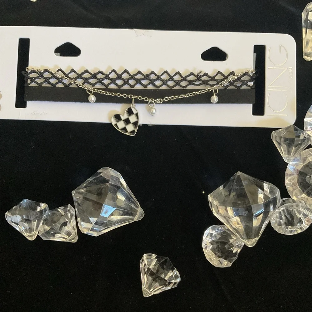 Icing Black and white heart neck choker - Picture 1 of 4